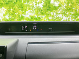 速度やシフト位置など、運転に必要な情報を前方の表示で確認できます。視線の移動を抑えやすい配置で、走行中も必要な情報を把握しやすい装備です。