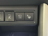 アドバンスト パーク付きです。カメラやソナーによって、周囲を監視しながら駐車を支援。障害物を検知した場合には警報を鳴らし、ブレーキ制御を行うことで接触回避を支援します。