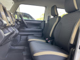 前席は落ち着いた色合いのシートに明るい差し色を添え、車内をすっきりとまとめています。窓が大きく周囲を見渡しやすいため、運転席・助手席ともに開放感を得られます。