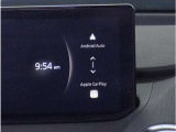 【スマートフォン連携】車内でスマートフォンと連携し、Apple CarPlayやAndroid Autoで通話、音楽、マップなどの様々な機能が利用可能です。