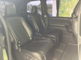 後席にはゆとりを感じるシートが並び、乗車人数に応じた使い分けができます。窓から外の様子を確かめやすく、同乗者にも落ち着いて過ごしていただける空間です。