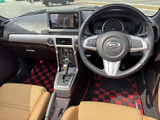 握りやすい形状で、運転中も自然な姿勢で操作しやすいステアリングです。手元のスイッチから各種機能にアクセスでき、視線移動を抑えやすい点も便利です。