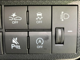 運転支援に関わるスイッチ類がまとまり、表示を見ながら必要な設定を確認できます。ボタンの図柄がそれぞれ分かりやすく、日常の運転に合わせて機能を使い分けやすい構成です。