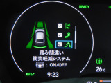 踏み間違い衝突軽減システムは近距離衝突軽減ブレーキ、誤発進抑制機能、後方誤発進抑制機能の3つの機能を持ったシステムです