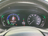 速度や車両情報をまとめて確認できるメーター表示で、運転中に必要な情報を見渡しやすい配置です。表示項目が左右に整理され、走行前の確認にも役立ちます。
