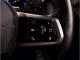 運転中にもオーディオの音量やFMの切り替えなどステアリングでの操作で切り替え可能なため、ステアリングから手を放す必要がない為、運転中でも操作が簡単でございます。