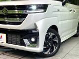 【LEDヘッドライト】悪天候や夜間走行時も良好な視界を確保し安心して運転できる高輝度LEDヘッドライトを装備!点灯速度が早く、消費電力も抑えられています。
