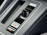 スイッチ式シフトセレクター/エンジンスタートボタン/電子パーキングブレーキを機能的にレイアウトした先進的なコックピット。