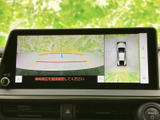 車両後方の映像と周囲の表示を確認でき、駐車時の安全確認をサポートします。画面上のガイドも目安にしながら、車両周辺を確認しやすい装備です。