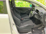 前席は運転席と助手席が並び、座面や背もたれの形状が分かりやすい室内です。前方を見渡しやすい視界が広がり、乗り降りの際も足元まで確認しやすい配置です。