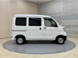 全車1年間の走行距離無制限のロングラン保証付きです。また、さらに安心をお求めの方には1年〜2年の保証延長ができる「ロングラン&alpha;保証」(有償)もお選びいただけます。
