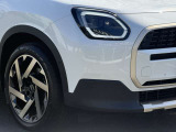 アダプティブLEDヘッドランプは、「MINIクーパー」全車に共通する標準装備のアイテム。デイタイムランニングランプは「Classic」、「Favoured」、「John Cooper Works」の3種類から、点灯形状を選択できる。