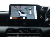 パノラミックビューモニター装備!サイドクリアランスビュー/コーナリングビュー・車両に取り付けたフロント、サイド、バックカメラの映像を合成して画面上に表示させ、車両をうしろ上空から見たような映像を表示。