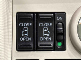 両側パワースライドドアになっています。車内のスイッチで操作できるほか、車外からはワンタッチオープン、リモコン操作で予約ロック機能が操作できます