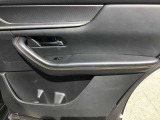 後席のパワーウィンドウスイッチとトリムデザインです。