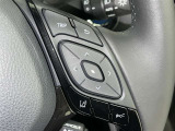 ステアリングスイッチ付き。前方から目を離すことなく操作することが可能です。