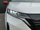LEDヘッドライトです。ロービームにシャープな白光色のLEDランプを採用しました。