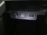 HDMI入力端子を装備しており、スマホやタブレットの映像を車内モニターへ高画質で映し出せます。家族でのドライブ中の動画視聴にも便利な装備です。