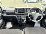 運転席から正面に見渡せる位置にオーディオが配置され、周辺のスイッチ類もまとまっています。表示や操作部を確認しやすく、日々の移動で扱いやすいレイアウトです。