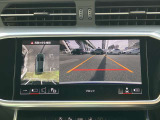 【 サラウンドビューカメラ 】車両の4つのカメラから得た映像を合成し、上空から眺めているような映像をモニターに映し出します。車両周辺の歩行者や障害物などの発見に役立ちます。