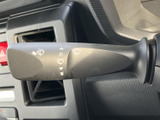 ワイパーやウォッシャーに関する表示がレバー上にまとまり、運転席から目で確認しやすい仕様です。雨天時など視界の確保が必要な場面で、手元から操作できます。