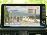 テレビ映像を楽しめる画面を備えており、停車中の休憩時間にも活用できます。映像表示と画面内の情報が確認しやすく、待ち時間を過ごす際にも便利な装備です。