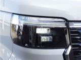 【LEDヘッドライト】省電力で長寿命の明るく運転しやすいLEDヘッドランプです。明るく照らすので暗い夜道からお客様を守ってくれます。