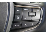 追従機能付クルーズコントロール搭載です。先行車を検知して適切な車間距離を保てる速度に自動で調整、先行車がいなくなったら設定速度で走行を続けてくれます。運転操作の負担を軽減し、疲労軽減に貢献してくれます
