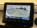 リバースギアに入れるだけで後方の表示へ切り替わります。夜間や雨の日の駐車も楽になりますよ。