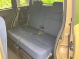 後席には左右の座席とヘッドレストが備わり、同乗者が並んで座れる空間です。窓から外の様子を眺められ、落ち着いた色合いのシートが車内に統一感を与えます。