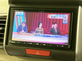 テレビ番組を画面で視聴でき、停車中の休憩時間などに楽しめます。映像が表示される大きな画面で、車内で過ごすひとときをより快適に演出してくれる装備です。