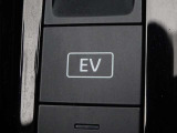 【EVモード】あらかじめリチウムイオンバッテリーを充電するモードです。 EVモードスイッチをONにするとエンジンの始動を極力抑えて走行します!