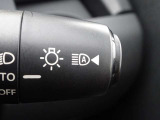 【ハイビームアシスト】先行車または対向車の有無や周辺の明るさなどに応じて、ヘッドライトのハイビーム(上向き)とロービーム(下向き)を自動で切り替えます。