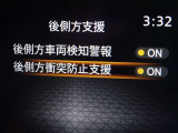 【後側方衝突防止支援】隣接レーンの後側方を走行する車両を検知すると表示で知らせ、車線変更を開始した時には車両をもとの車線内に戻すような力を発生し他車両との接触を回避するようアシストします。