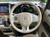 インテリアに合わせたデザインのステアリングは、運転される方のことも考え、運転しやすい形状、大きさです。是非一度、実際に触ってお確かめください。