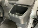 【カップホルダー】お飲み物が手に取りやすい位置に。長時間のドライブには必需品です☆