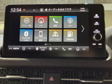 ナビや電話、FM、Bluetoothなどのメニューが画面にまとまり、目的の項目を選びやすい構成です。ホームや戻るボタンも備わり、日常の設定や機能選択を行いやすくなっています。