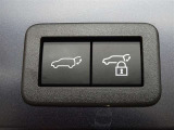 パワーバックドアを装備しています。バックドアを運転席からも開閉できます、便利ですよ。