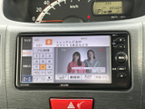 テレビ放送の番組情報と映像を画面で確認できます。メニュー表示から視聴方法を選べるため、停車中の待ち時間にも映像を楽しめる便利なモニターです。
