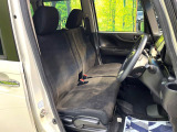 運転席まわりには十分なスペースがあり、大柄な方でもゆったり運転していただける環境です。