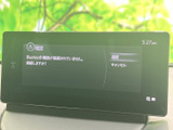 音楽や接続機器の情報を確認しやすい画面を備え、車内でのオーディオ利用を身近にサポートします。表示がまとまり、日常の操作時にも内容を把握しやすい装備です。