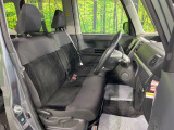 運転席まわりには十分なスペースがあり、大柄な方でもゆったり運転していただける環境です。