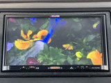 画面でテレビ映像を視聴できる装備です。停車中の待ち時間などに映像を楽しめるため、外出先での休憩時間にも活用できます。運転中の視聴はお控えください。