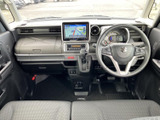 運転席から前方を見渡しやすく、視界の広さを感じられる室内です。前席はゆったりと座れる配置で、落ち着いた色合いのシートや足元のまとまりも、毎日の乗車を心地よく支えます。