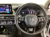 【ハンドル】運転にかかわる様々な操作を安全に行えるように視点移動が少なく操作性に配慮されたスイッチ類が凝縮されたコックピットです。