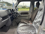明るい視界が広がる運転席で、窓越しに周囲の様子を確認しやすい空間です。シートは落ち着いた色合いで、足元やドアまわりもすっきりまとまり、日常使いに親しみやすい印象です。