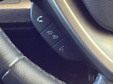 ステアリングにハンズフリー通話スイッチを装備。運転中でも手を離さずに通話操作ができるため、家族との連絡や急な電話にも安心して対応できます。