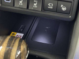 ワイヤレス充電機能で接続の手間いらず。スマートフォンなどをワイヤレスで充電可能です。