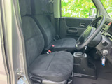 前席は座面と背もたれにゆとりを感じる配置で、運転席からの見通しも確認しやすい空間です。落ち着いた色合いでまとめられ、日常の移動でも使いやすい印象です。