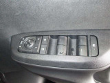 運転席のパワーウインドウスイッチです!電動ドアミラーのコントロールスイッチもあります。